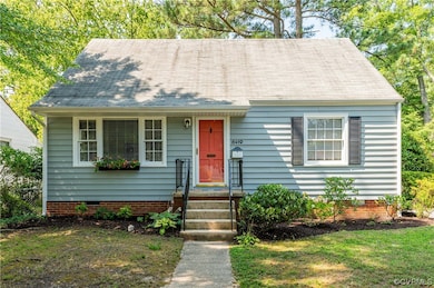 Cape cod house featuring a front yard