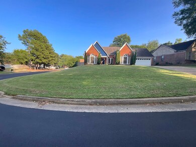 View of front facade featuring a front yard and a 