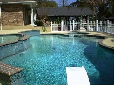 Swimming Pool/Hot Tub/Sauna.