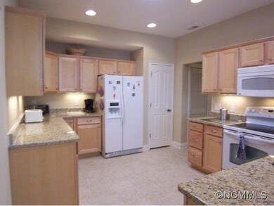 Kitchen w/ Breakfast Bar