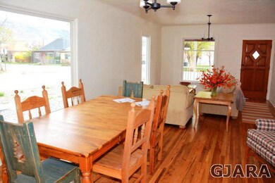 This combo room can fit a full sized dining table 