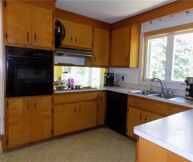 Super Clean Kitchen w/ Lots Of  Counters & Cupboar
