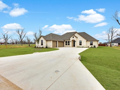 2005 Middlewood Cir, Granbury, TX 76049 - photo 2