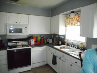 811 Stephan Ave, Waterloo, IA 50701 - photo 4