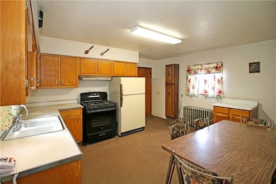 Large eat-in kitchen with great storage