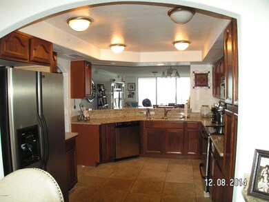 Luxurious Kitchen and Barstool Counter