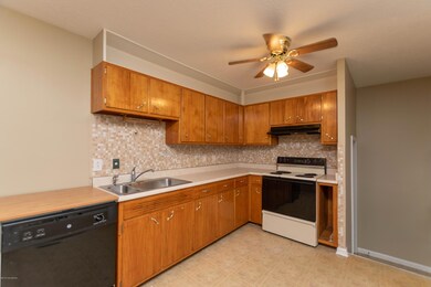 10009 Harlech Ln (16 of 31)