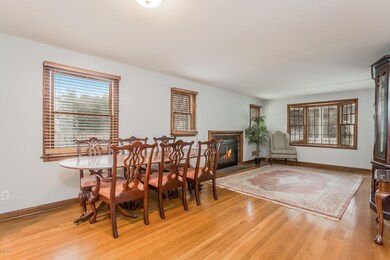 006-photo-dining-room-8710416