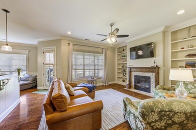 Living room featuring Built in shelves, Real Wood 