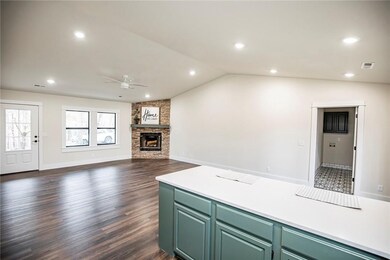 92 Overton Dr, Bella Vista, AR 72714 - photo 2