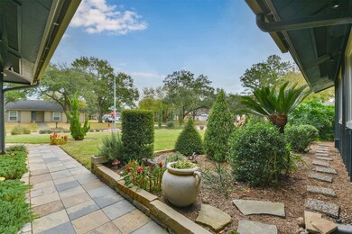 16822 Hibiscus Ln, Friendswood, TX 77546 - photo 5