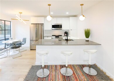 Kitchen with appliances with stainless steel fini