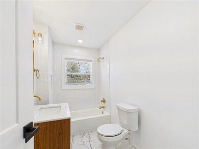 Full bath with vanity, visible vents,  shower comb