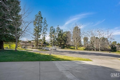 12320 Backdrop Ct, Bakersfield, CA 93306 - photo 5