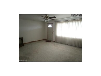 So easy to relax in this spacious living room, wal