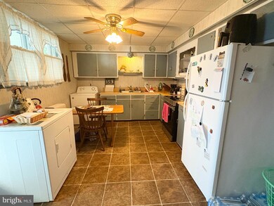 612 W Bacon St, Pottsville, PA 17901 - photo 5