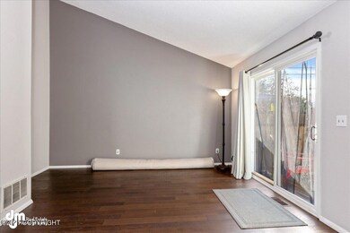 03-Living Room-ELKO9605