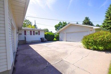 2210 11th Ave S, Grand Forks, ND 58201 - photo 2