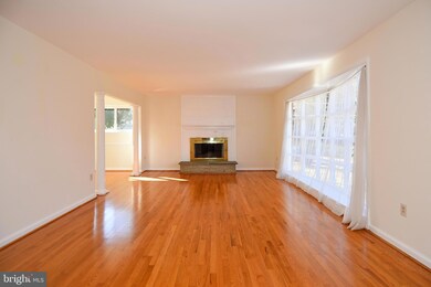 10434 Windsor View Dr, Potomac, MD 20854 - photo 4