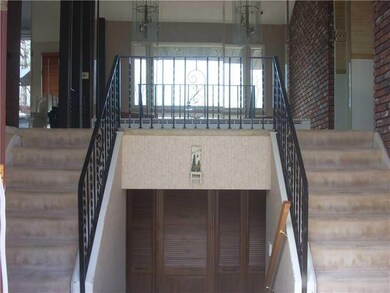 Entry/Foyer.