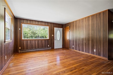 Foyer entrance with wooden walls, plenty of natura