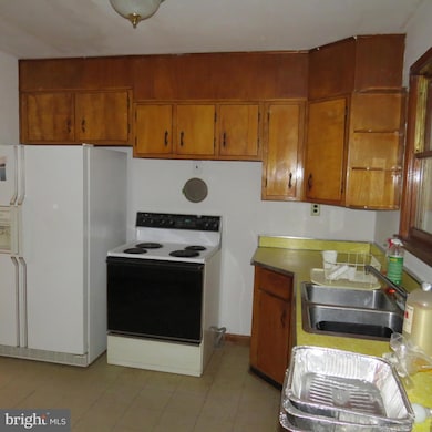 912 Orems Rd, Essex, MD 21221 - photo 3