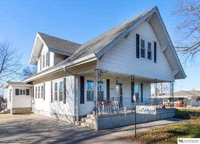 513 Broad St, Jansen, NE 68377 - photo 4