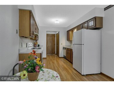 06 DINING KITCHEN