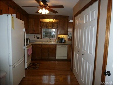 Shiny hardwood Floors! Pantry, and Smooth Top Rang