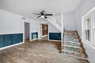 Inviting dinning area that sits in the middle for