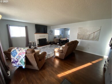 950 NE 11th St, Grants Pass, OR 97526 - photo 4