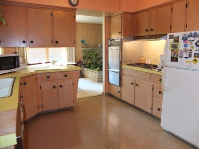 Fully applianced kitchen with countertop range, do