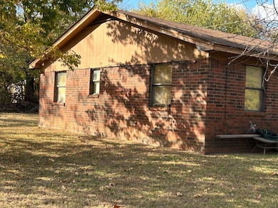 606 S G St, Hugo, OK 74743 - photo 3