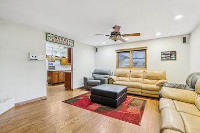 132 Tanglewood Dr, Elk Grove Village, IL 60007 - photo 3