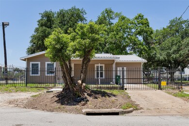 4715 Chapman St, Houston, TX 77009 - photo 2