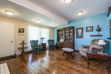 005-Living_Room-4193368-medium