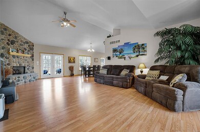 Great has doors to pario for entertaining.
