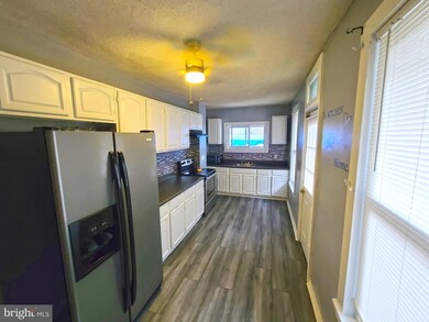 547 S 17 1 2 St, Reading, PA 19606 - photo 2