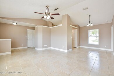 005-photo-dining-room-10880816