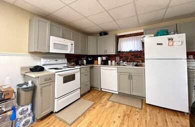 16 Pemberton St, Worcester, MA 01610 - photo 3