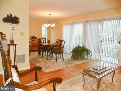 11206 Wedge Dr, Reston, VA 20190 - photo 4