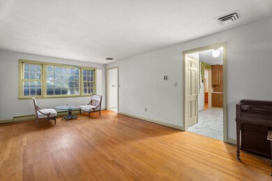 8 Roberts Rd, Bloomfield, CT 06002 - photo 2