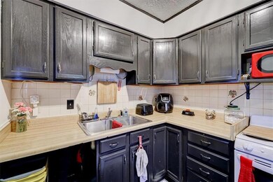 1808 E 27th St, Des Moines, IA 50317 - photo 3