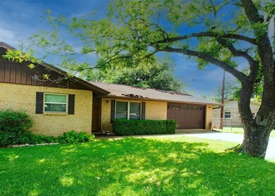 509 W Burbank St, Fredericksburg, TX 78624 - photo 2