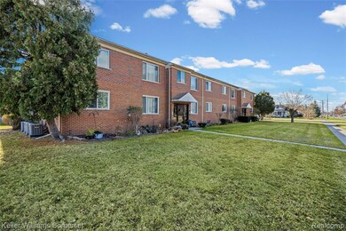 18574 Masonic unit 7, Fraser, MI 48026 - photo 3