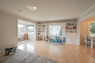 1908 10th St, Tillamook, OR 97141-41