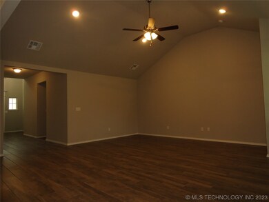 1901 E Tucson Place, Broken Arrow, OK 74011 - photo 6