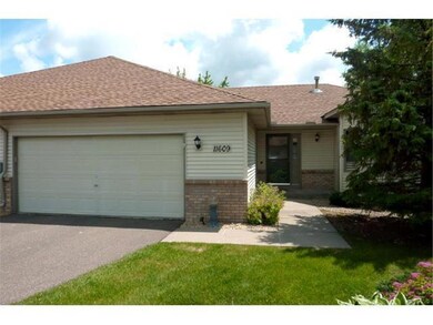 Welcome to 11609 88th Pl N! Spacious end unit town