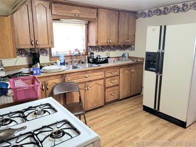 304 E Main St, Chouteau, OK 74337 - photo 6