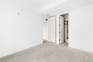 Guest bedroom w/ walk in closet